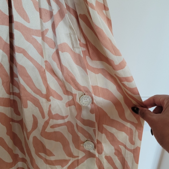 ASOS DESIGN Tall pleated midi skirt with buttons in tiger print - Picture 3 of 5